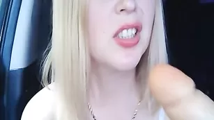 Порочная шлендра SexyStella сосет дилдо в машине