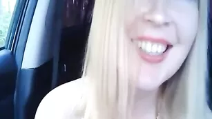 Порочная шлендра SexyStella сосет дилдо в машине
