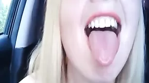 Порочная шлендра SexyStella сосет дилдо в машине