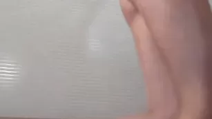 Мокрая девочка demetrasex позирует после душа