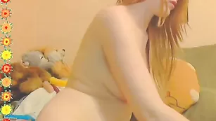 Рыженькая шалава redddfoxxx дрочит очко