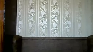 Кокетливая сука MadlenSmit ласкает натуральные сиси
