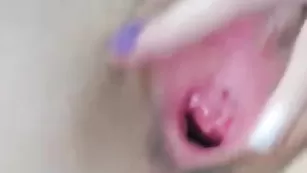 Куртизанка в чулочках Lenaweb мастурбирует пизду