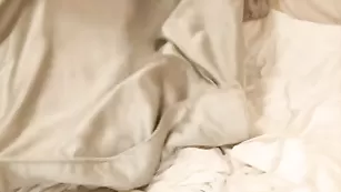 Голая малышка выебала пизду самотыком  lillexie