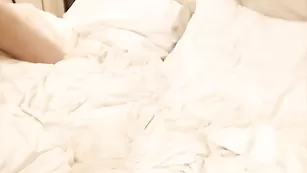 Голая малышка выебала пизду самотыком  lillexie