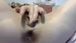 Рыжая шлюшка 1lolipop дрочит мокрые дырочки