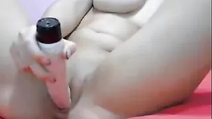 Грудастая самка Alinna20 трахает киску фаллосом