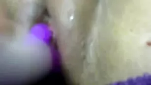 Толстенькая самка lilamineli мастурбирует пизду