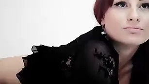 Возбужденная девочка ChikaBomb занялась фистингом