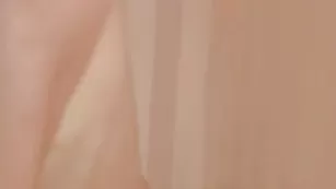 Шальная краля Alinn1 ласкает большие сиськи