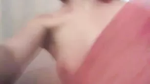 Рыжая самка Viki_and_Dart наслаждается мастурбацией