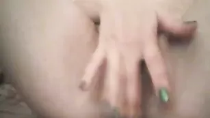 Рыжая самка Viki_and_Dart наслаждается мастурбацией