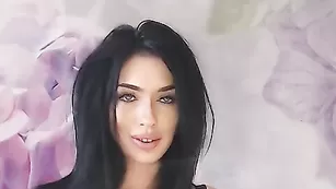 Красивая шмара Nessalin ласкает попку пальчиками