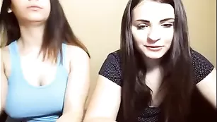 Юные шалавы DeliciousDel ласкают сиськи