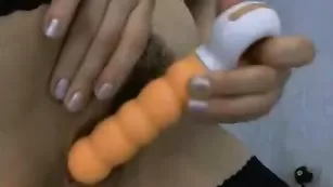 Кокетливая шлюшка VikkiStrip трахает киску фаллосом