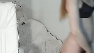 Стройная дамочка Kubinka сексуально раздевается