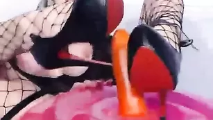 Грудастая сучка LyalyaX развлекается с резиновым хуем