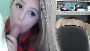 Симпатичная малолетка xx_EVA_xx отсасывает член