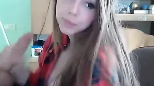 Симпатичная малолетка xx_EVA_xx отсасывает член