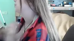 Симпатичная малолетка xx_EVA_xx отсасывает член