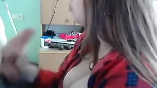 Симпатичная малолетка xx_EVA_xx отсасывает член