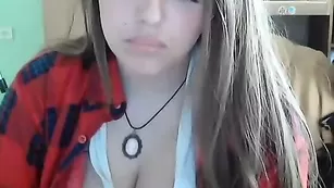 Симпатичная малолетка xx_EVA_xx отсасывает член