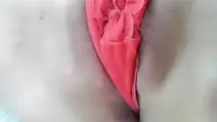 Симпатичная блонда Senzuala1990 трахает пизду фаллосом