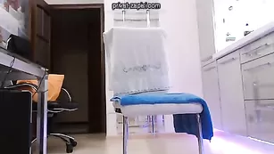 Нежная брюнеточка Catsuit ласкает сисечки и пизду