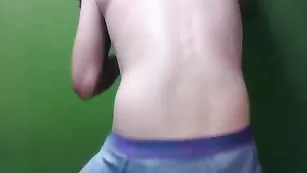 Худенькая азиатка FreshMints отсасывает член