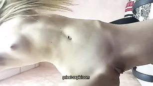 Худая сучка ElisonOne энергично трахает пизду