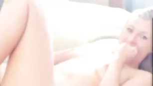 Шальная малышка madeinrai трахает попку и пилотку