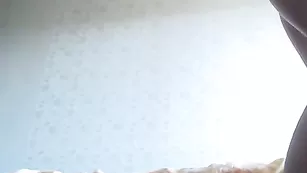 Симпатичная куколка Mashulya29 ласкает бритые дырочки