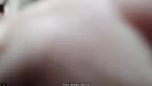 Сисястая блонда Dina-Di лежа на диване дрочит пизду