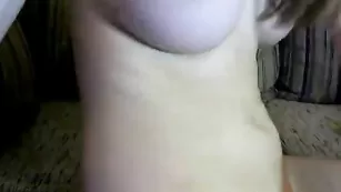 Озорная блядь sexybodyboy трахнула обе щелки