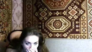 Грудастая сучка Olesya-virgin облизывает сосочки