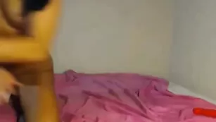 Шмара на каблуках SquirtyQueen занялась двойным проникновением