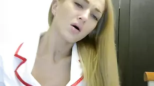 Кокетливая медсестра Astarta69 трахает пизденку в привате