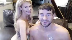 Шлюшка с татуировками jackplusjill отсасывает пенис