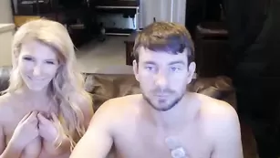 Шлюшка с татуировками jackplusjill отсасывает пенис