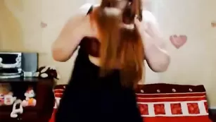 Знойная цыпочка NexiRedFox облизывает большие сиськи