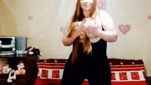 Знойная цыпочка NexiRedFox облизывает большие сиськи