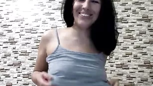 Симпатичная infernodoll ласкает небольшие сиськи