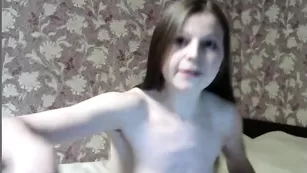 Шикарная сучка kisyuta трахает киску пальчиками