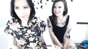 Татуированные брюнетки MoonLime показали сиськи