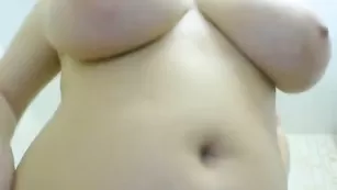 Пышная самка HottChristine демонстрирует свое тело