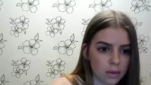 Сисястая малолетка sexybodyboy трахает киску фаллосом