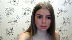 Сисястая малолетка sexybodyboy трахает киску фаллосом