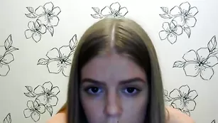 Сисястая малолетка sexybodyboy трахает киску фаллосом