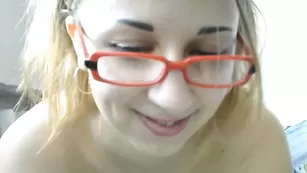 Очкастая курва Sia19 демонстрирует большие сиськи