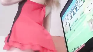 Привлекательная самка PinkPantherX теребит половые губки